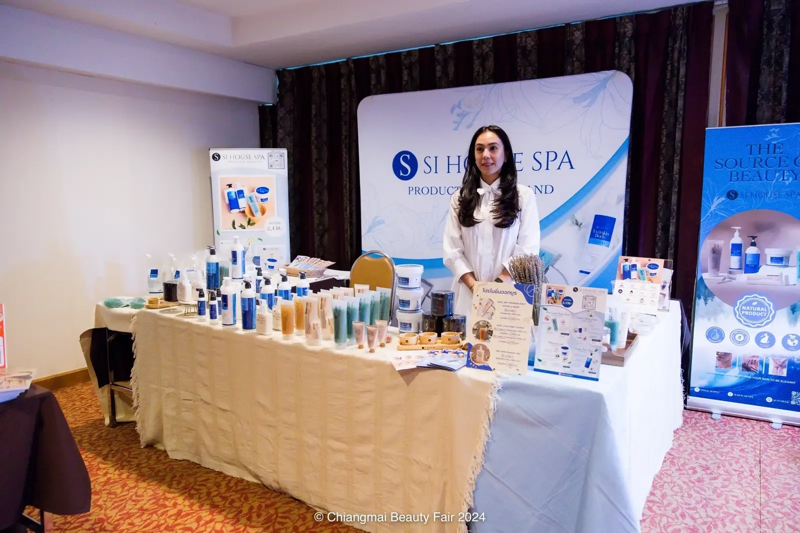 ทีมงาน SI HOUSE SPA ประจำบูธแสดงสินค้าพร้อมผลิตภัณฑ์ทั้งหมด